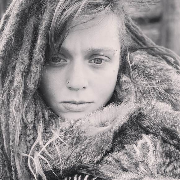 Meet your Posher, Jodee - Picture 1 of 4